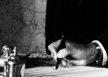 Juan Carlos I firmando la aplicaci&oacute;n del Tratado de Maastricht, en 1992. 