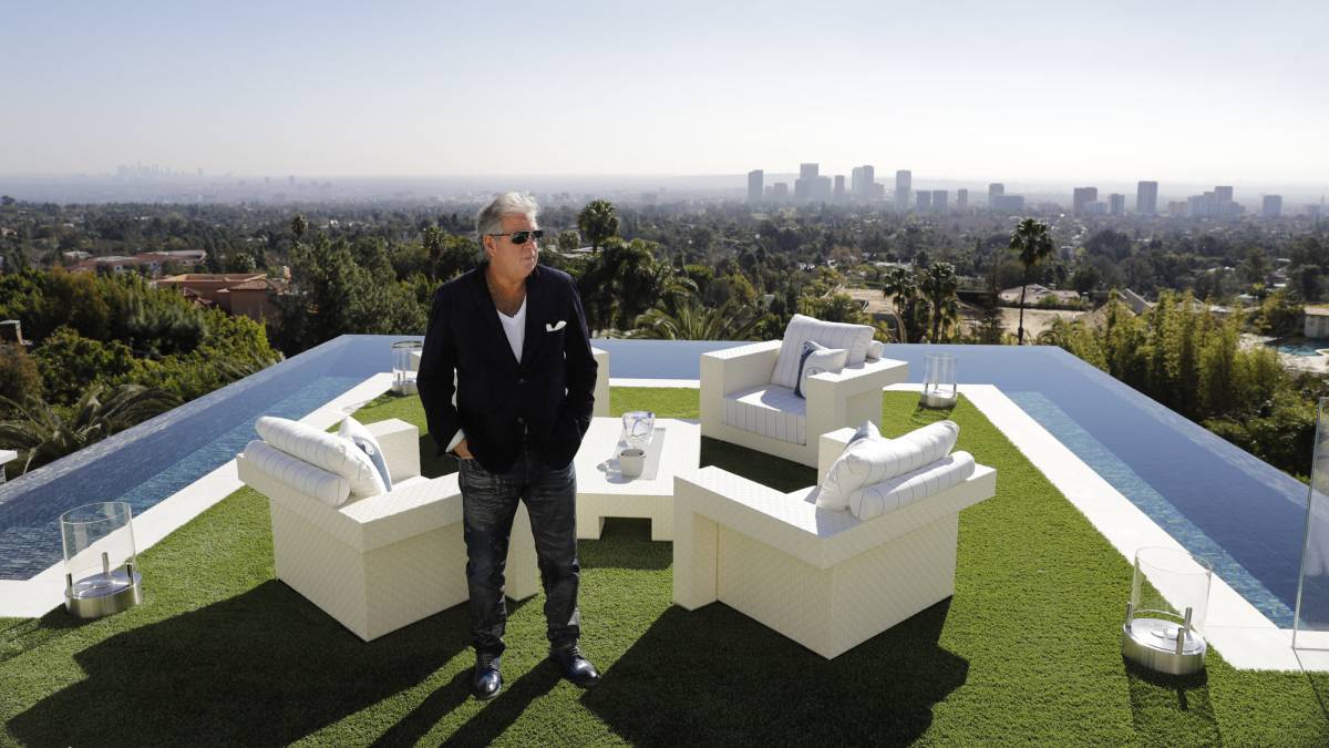 El desarrollador Bruce Makowsky posa en el balcón de la mansión.