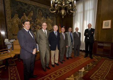 El presidente del CSIC (el mayor organismo p&uacute;blico de investigaci&oacute;n espa&ntilde;ol) Emilio Lora Tamayo, tercero por la derecha, con expresidentes