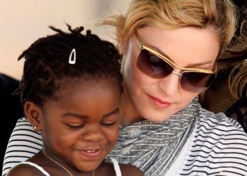 Madonna, junto a Mercy James, en Malaui en 2010.  