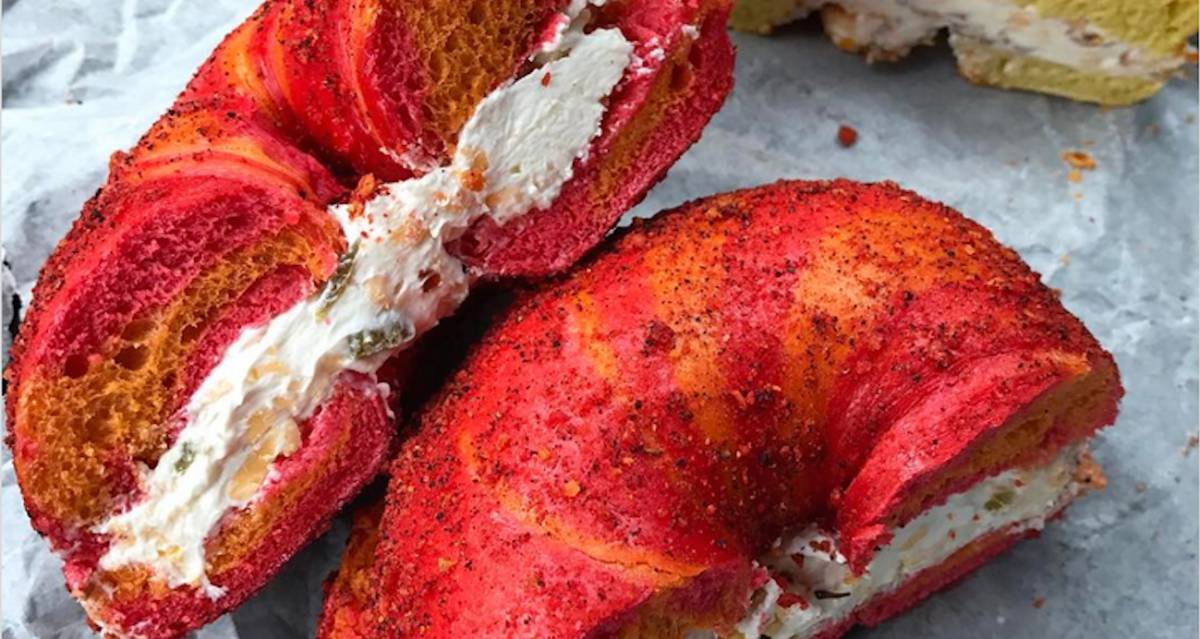 Esta tienda se ha inventado el bagel de cheetos y la gente los devora