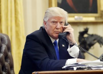 Donald Trump habla con el Primer Ministro australiano, Malcolm Turnbull.