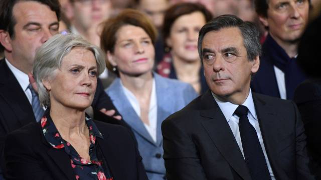 Penelope y Francois Fillon, el domingo en París.