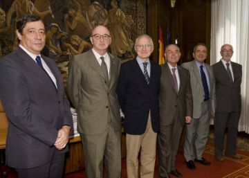 El presidente del CSIC (el mayor organismo p&uacute;blico de investigaci&oacute;n espa&ntilde;ol) Emilio Lora Tamayo, tercero por la derecha, con expresidentes