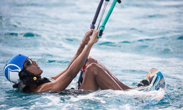 Barack Obama, agarrando el mástil de la vela de 'kite surf'.