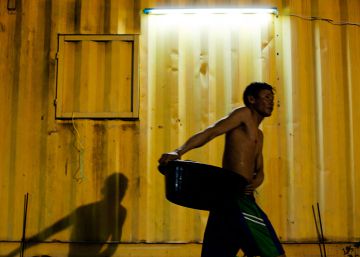 Albañiles en contenedor