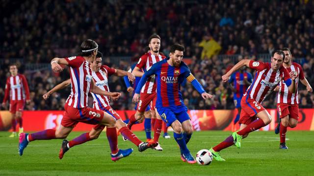Messi conduce el balón ante el acoso del Atlético.
