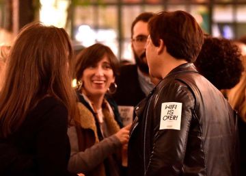 Sin wifi no hay fiesta: contra la moda de prohibir el móvil en los locales de ocio de Barcelona