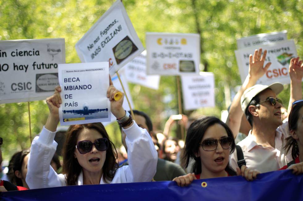 Cientistas numa manifestação contra os cortes na ciência, em 2013.