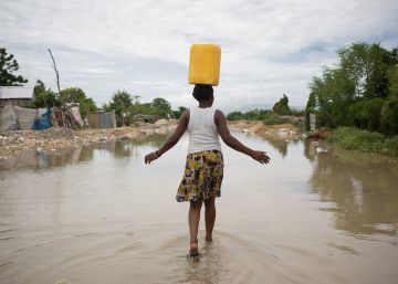 Una mujer en una zona inundada en Puerto Pr&iacute;ncipe, tras el paso del hurac&aacute;n Matthew por Hait&iacute;. 