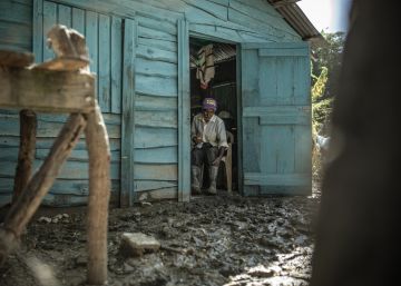 Jos&eacute; Liriano ante su casa anegada por el barro. 