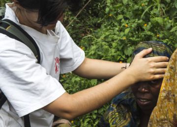 La doctora In&eacute;s Gonz&aacute;lez, de M&eacute;dicos Sin Fronteras, comprueba la temperatura de dos miembros de una familia con s&iacute;ntomas de malaria. 