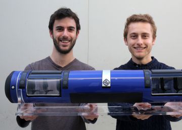 Daniel Orient y Juan Vicén, fundadores del equipo de la UPV, con una maqueta del módulo.