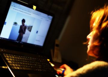 Marta Mart&iacute;n observa la foto de Ravi en su ordenador.