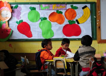Un grupo de estudiantes en la escuela municipal El Renacimiento en Viilla Nueva, Guatemala.