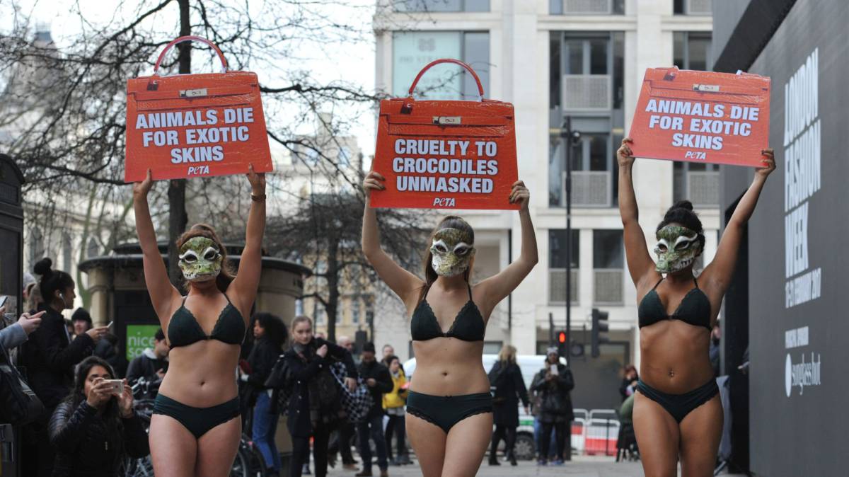 Activistas de PETA protestan en Londres (Inglaterra). 