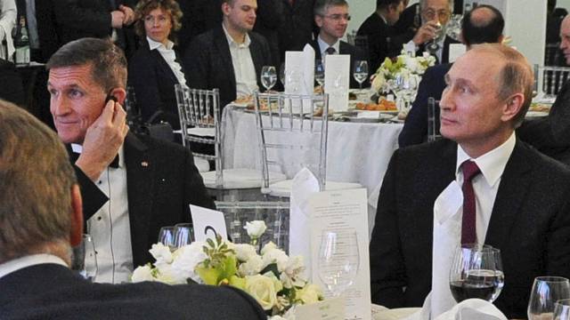 Vlad&iacute;mir Putin, sentado junto Michael T. Flynn, en 2015.