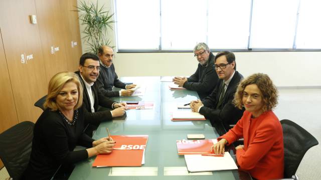 Primera reunión de la comisión negociadora entre PSOE y PSC.