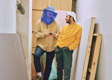 El Guincho y la ropa con chips insertados que te llevan a su música y vídeos