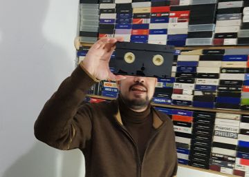 Este es el hombre que guarda tus recuerdos en VHS