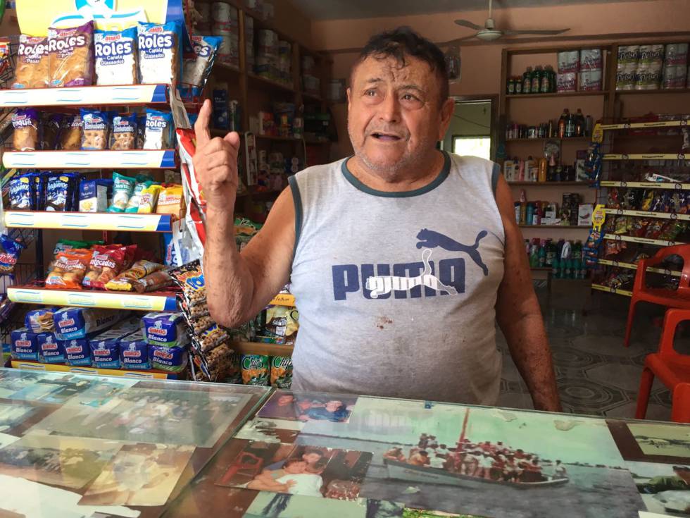 Melchor Villanueva tras el mostrador de su tienda de abastos en Xcalak.