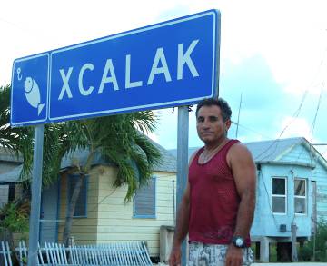 El pescador y guía turístico Óscar Salazar a la entrada de Xcalak.
