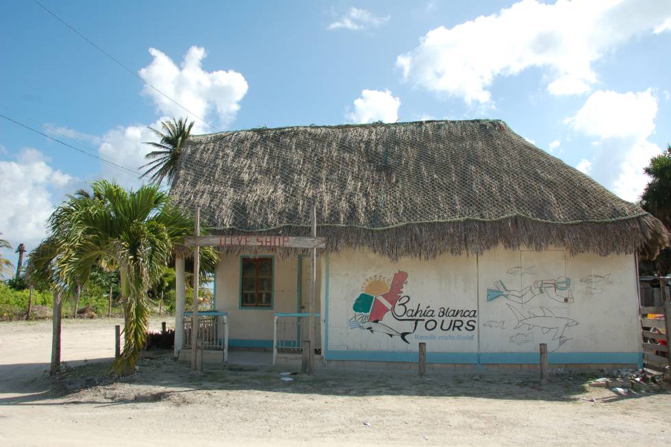 Edificio de la cooperativa de turismo Bahía Blanca en Xcalak.