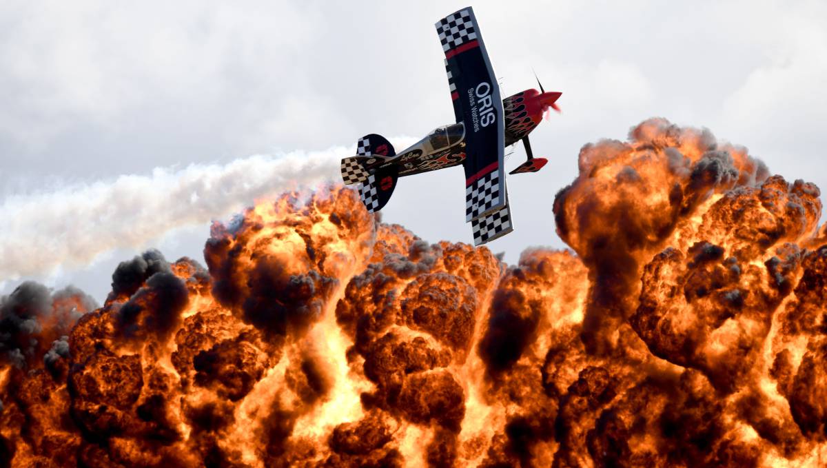 Un avión realiza unas acrobacias en Melbourne (Australia).