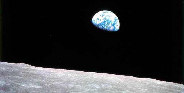 imagen de la Luna tomada por la misión Apolo 8.