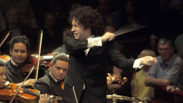 Dudamel dirige a la Joven Orquesta Simón Bolivar de Venezuela.