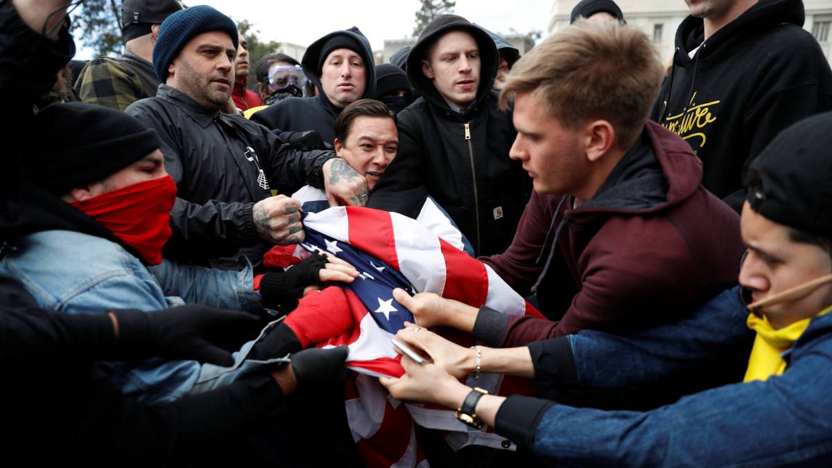 Enfrentamiento entre partidarios y detractores de Donald Trump, en Berkeley.