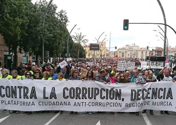 Miles de personas exigen en Murcia la dimisión de Pedro Antonio Sánchez