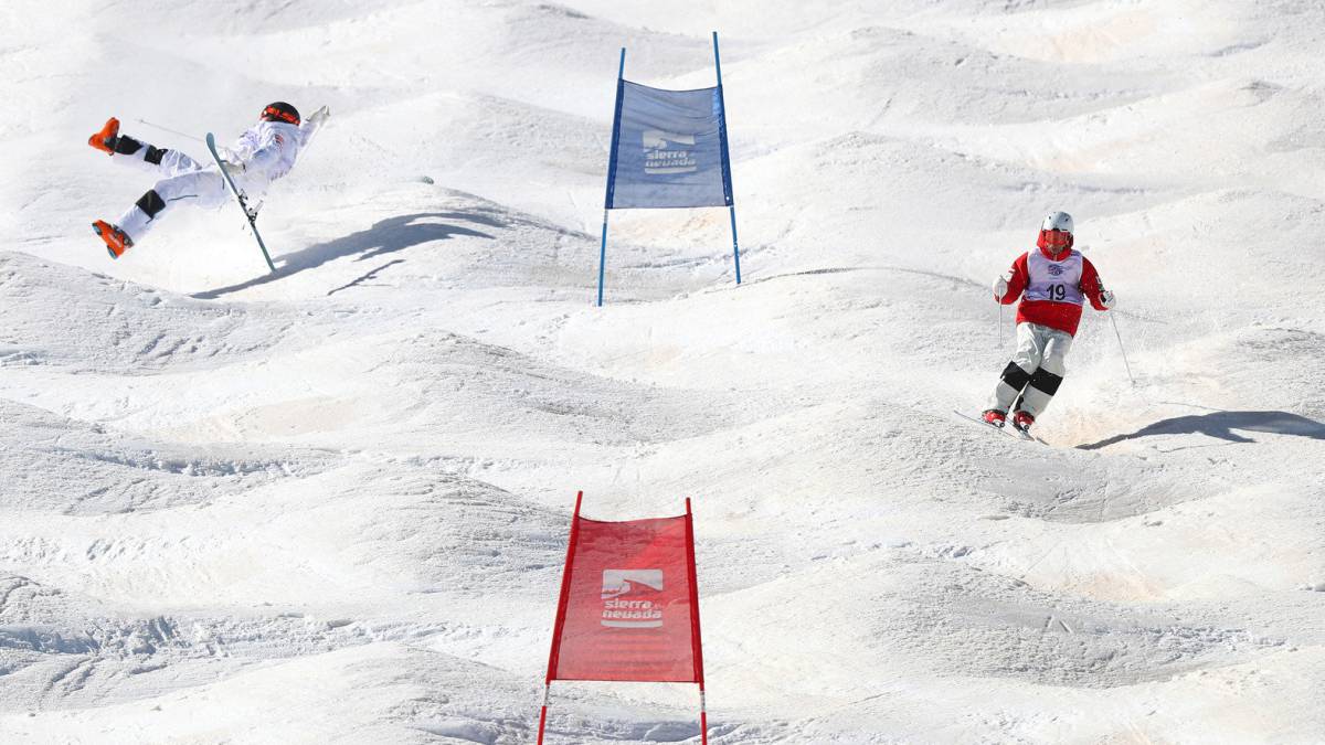 Walter Wallberg (izquierda) de Suecia, se estrella, con Ikuma Horishima, de Japón, durante la Clasificación de Dobles Masculina de Moguls, en el segundo día de los Campeonatos Mundiales de Esquí Freestyle y Snowboard FIS 2017 Sierra Nevada, España.