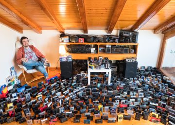 Este DJ tiene un millar de walkmans y los usa para pinchar