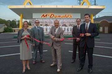 Michael Keaton (en el centro) es Ray Kroc en la película 'El fundador', de John Lee Hancock. La frase promocional del filme es: 