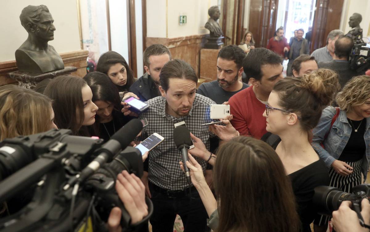 Pablo Iglesias contesta a las preguntas de los periodistas, hoy en el Congreso.