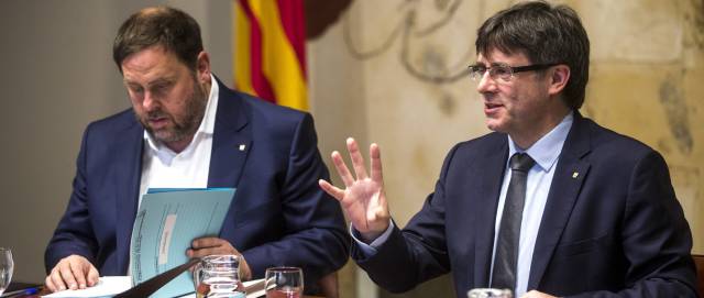 Puigdemont (d) y Junqueras.