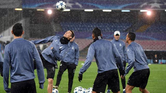 Cristiano cabecea un balón.