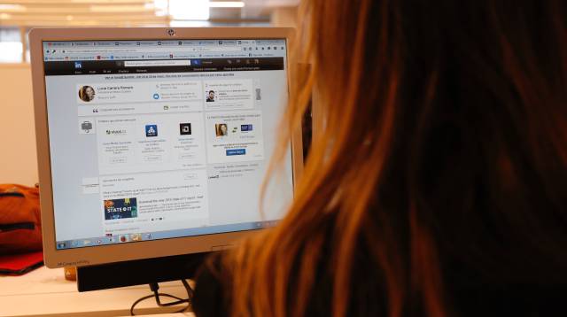 Una usuaria ante un ordenador.