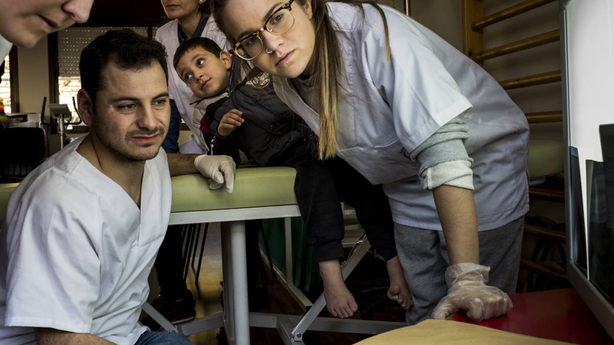 Las manos que ayudan a andar