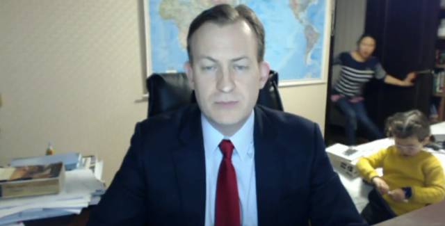 Los hijos de un profesor universitario aparecen en directo mientras la BBC le entrevista