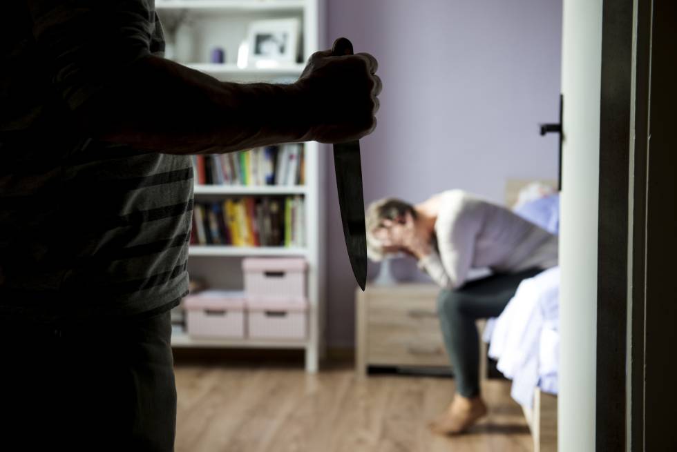 Una mujer es víctima de violencia doméstica