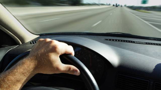 Las 10 maneras de coger el volante que te pueden costar una multa