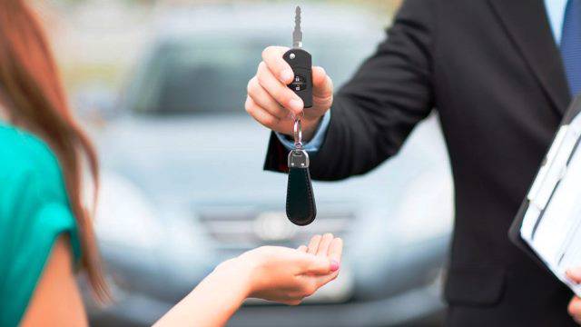 Alquilar un coche tiene sus pequeños secretos.