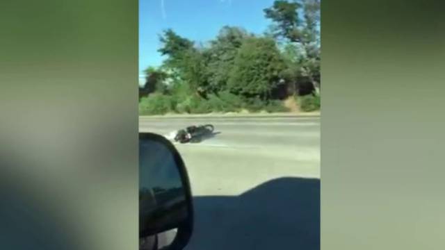 La terrible caída en moto que lo es más por circular mal equipado