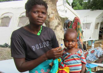 Virginia sostiene a su hijo Quinito, enfermo de c&oacute;lera, en las inmediaciones del centro de tratamiento de Matundo, en Tete.