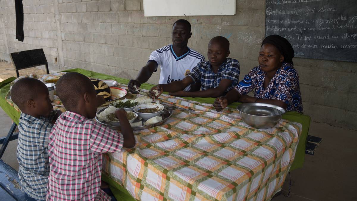 La hora del almuerzo en un hogar de Yamena