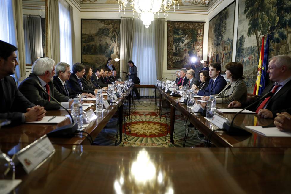 Soraya Saénz de Santamaría y Cristóbal Montoro con la Comisión de expertos para la financiación local.rn rn