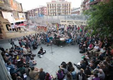 El futuro de Can Vies evidencia la división entre las entidades de Sants