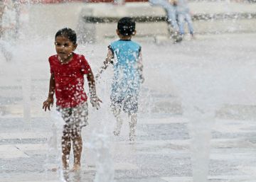 Una ni&ntilde;a y un ni&ntilde;o juegan con una fuente de agua en San Jos&eacute; (Costa Rica). 